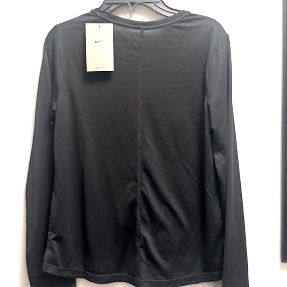 Nike Girls' Dri-fit Graphic Long-Sleeve
Training Top Black, polyester sweater - Picture 7 of 8